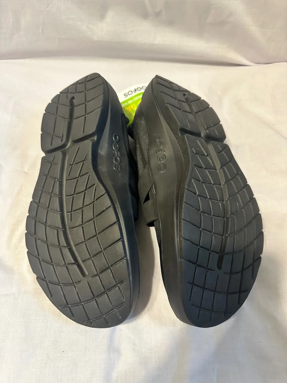 Oofos Oomg Eezee Low Slip On Recovery Sneaker Shoe Men’s size 9 NWT